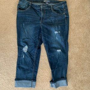 Destructed cropped jeans